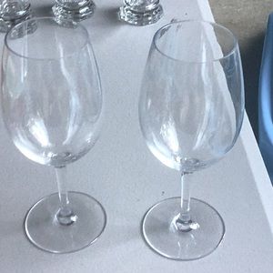 2 plastic wine glasses